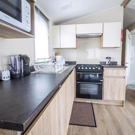 Lovely Caravan With Decking At Seawick Holiday Park In Essex Ref 27471Sw Clacton-on-Sea Esterno foto