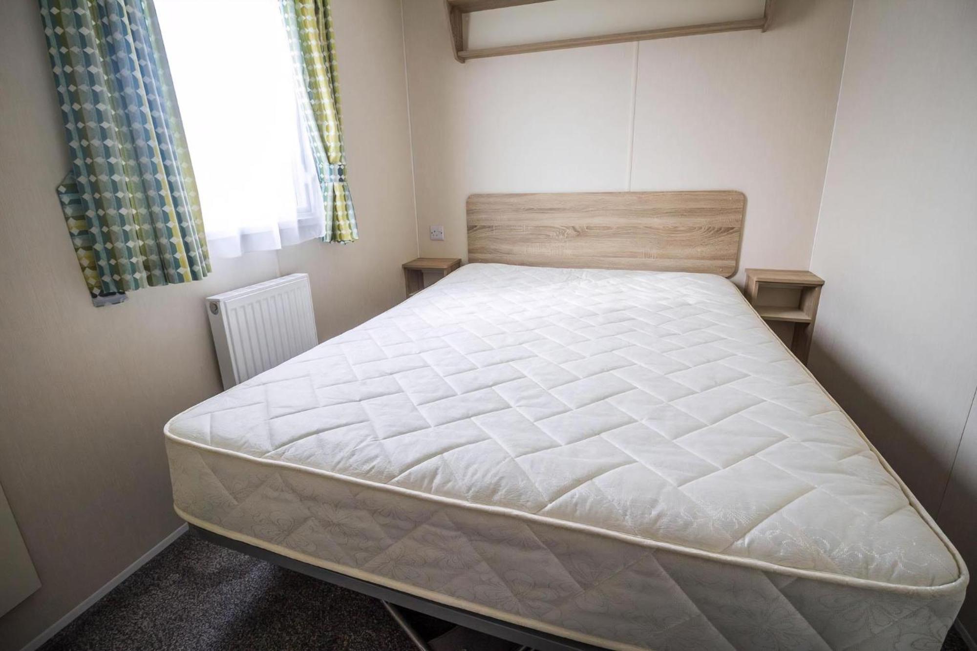 Lovely Caravan With Decking At Seawick Holiday Park In Essex Ref 27471Sw Clacton-on-Sea Esterno foto