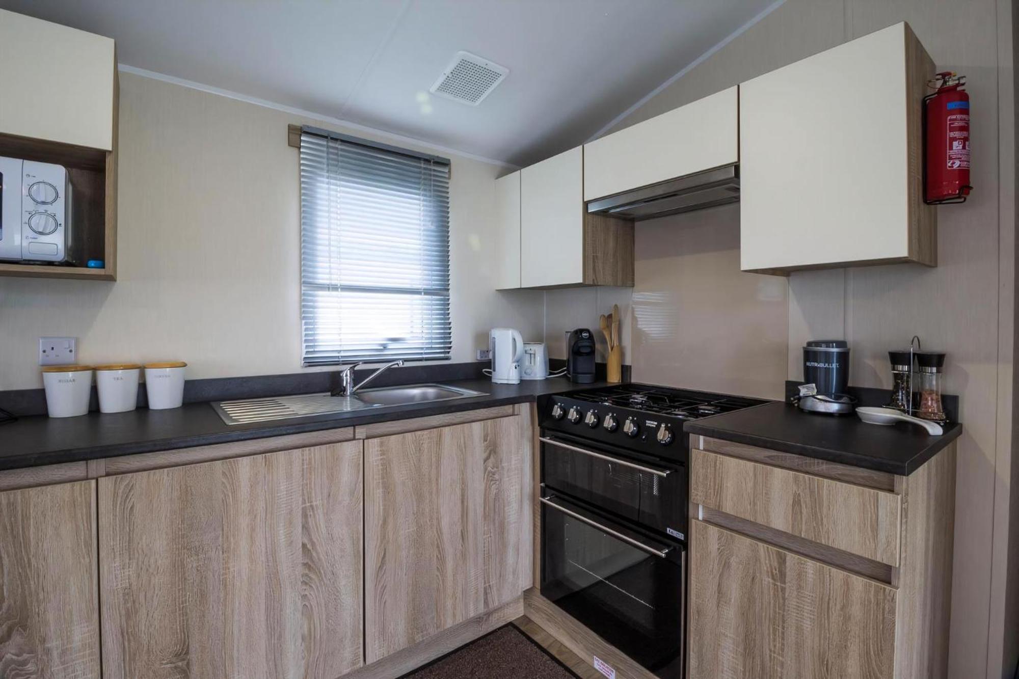 Lovely Caravan With Decking At Seawick Holiday Park In Essex Ref 27471Sw Clacton-on-Sea Esterno foto